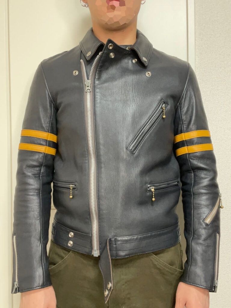 サイクロン型ジャケットのジッパーを少しだけ開け、フロントベルトを垂らす