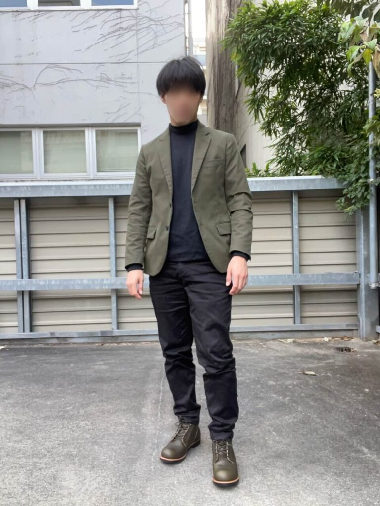 カーキのテーラードジャケットとレッドウィング8078のコーディネイト。