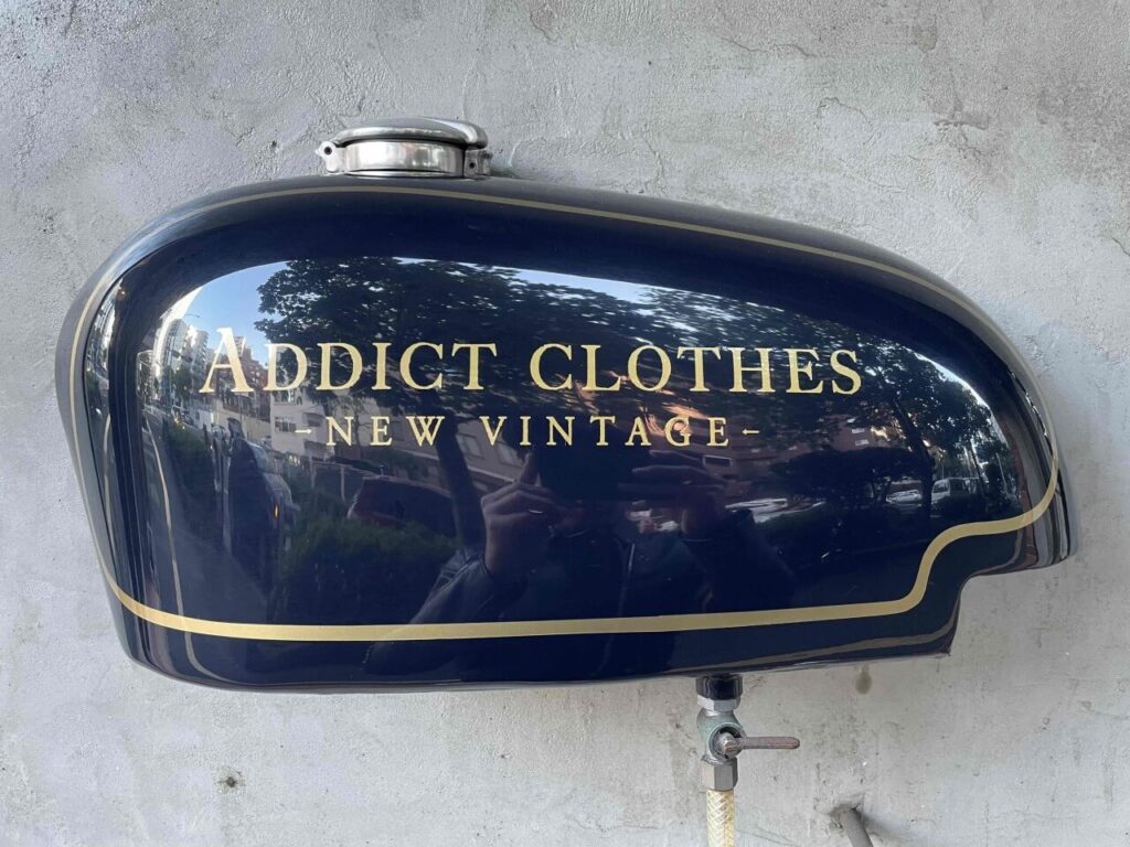 アディクトクローズ東京の店舗看板 オイルタンク