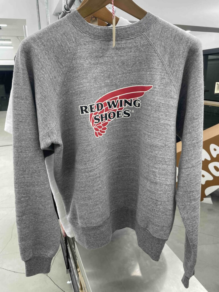 レッドウィング×ヒューマンメイドのコラボ「ラグランスウェットシャツ」(前)
