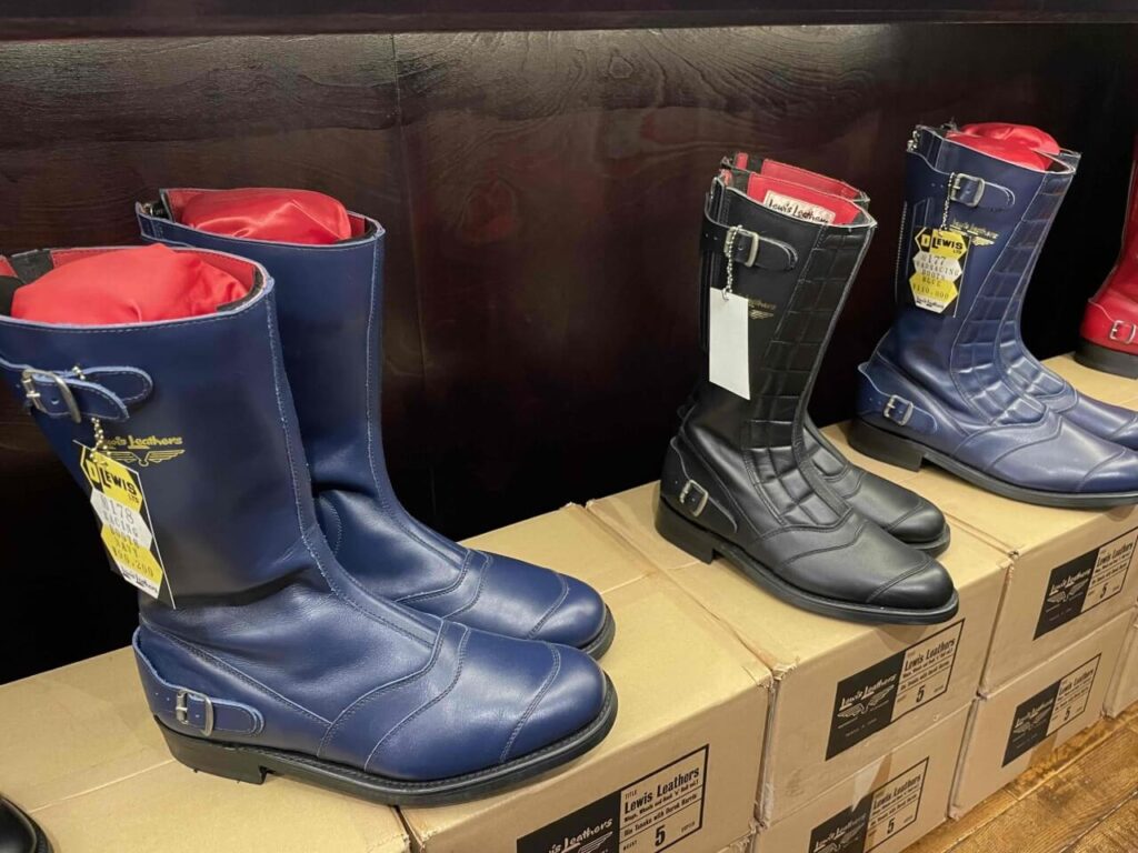 ルイスレザーのレーシングブーツとロードレーサーブーツ