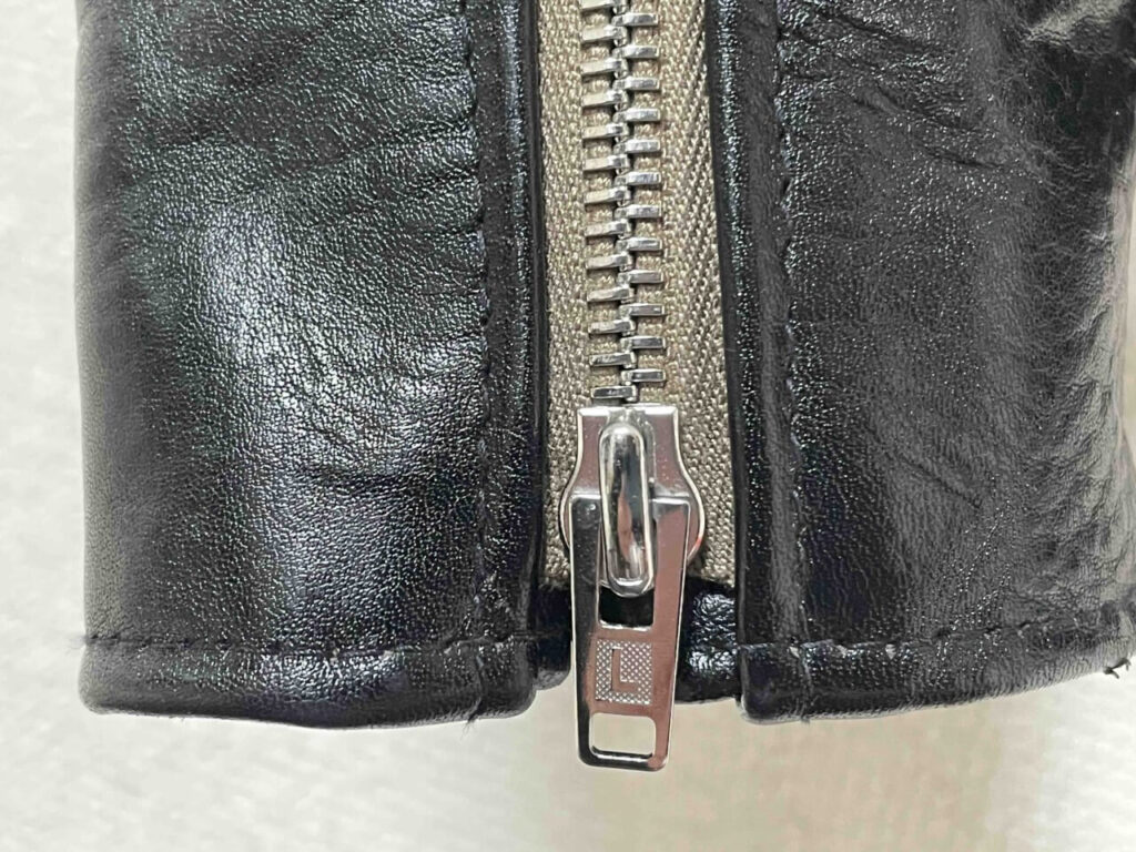 ルイスレザーの袖ジッパー