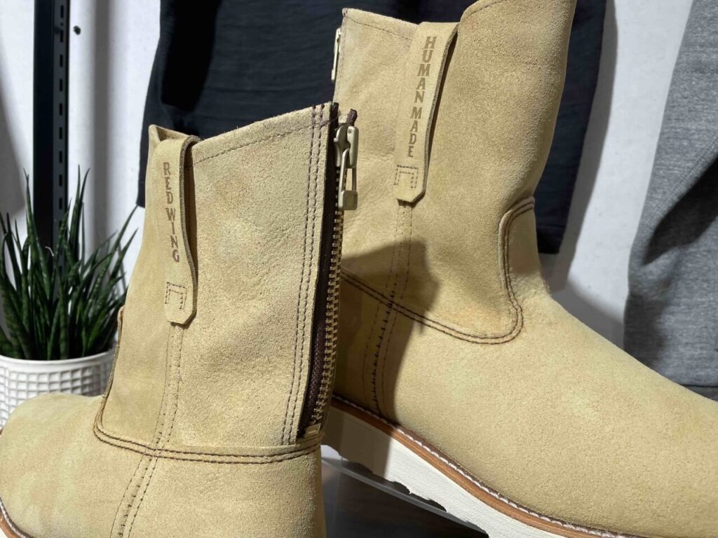 レッドウィング×ヒューマンメイド4668はバックジッパーとブランド名の刻印付き。