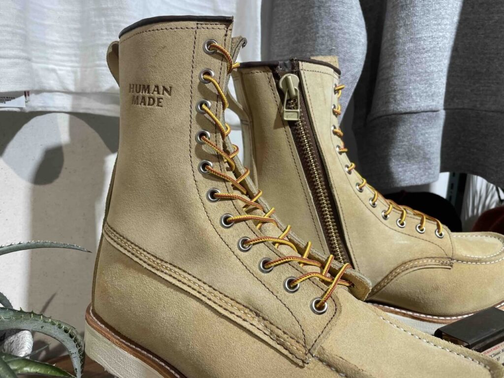 レッドウィング×ヒューマンメイド4669はサイドジッパーとブランド名の刻印付き。