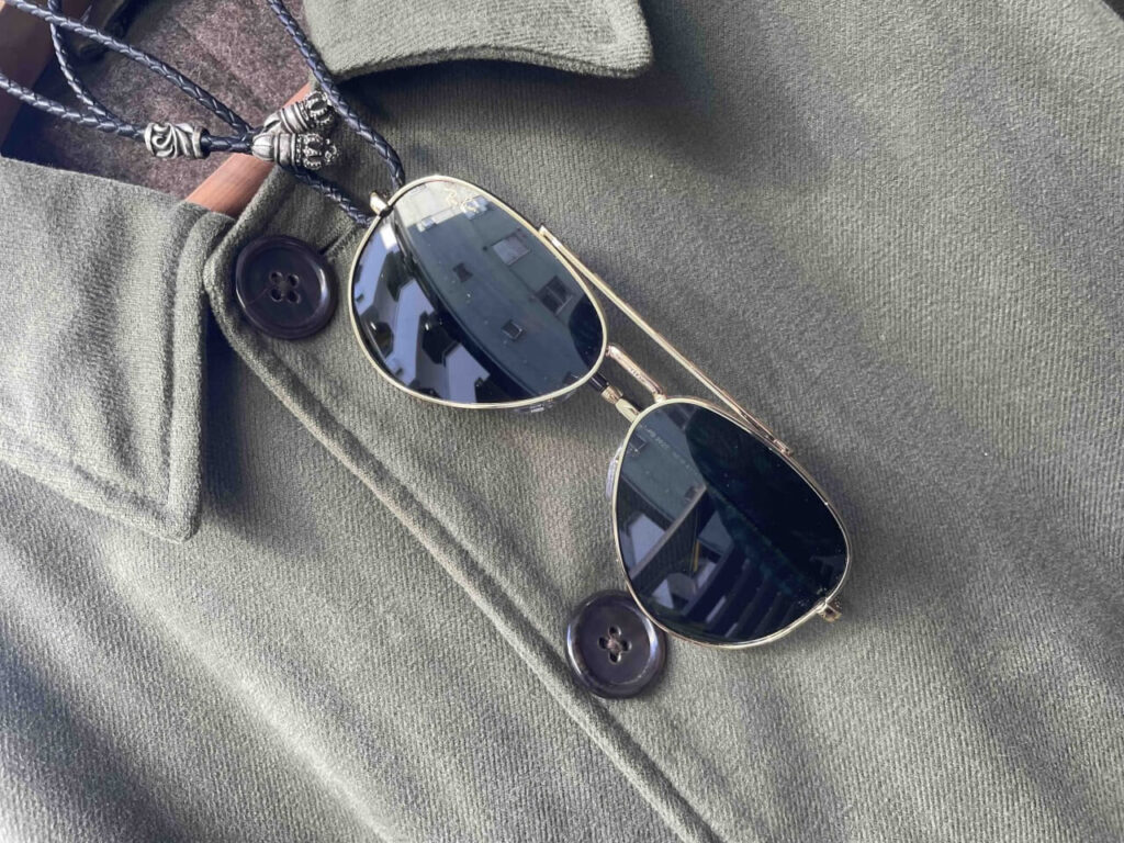 ネックレスにかけられたレイバンのニューアビエーター