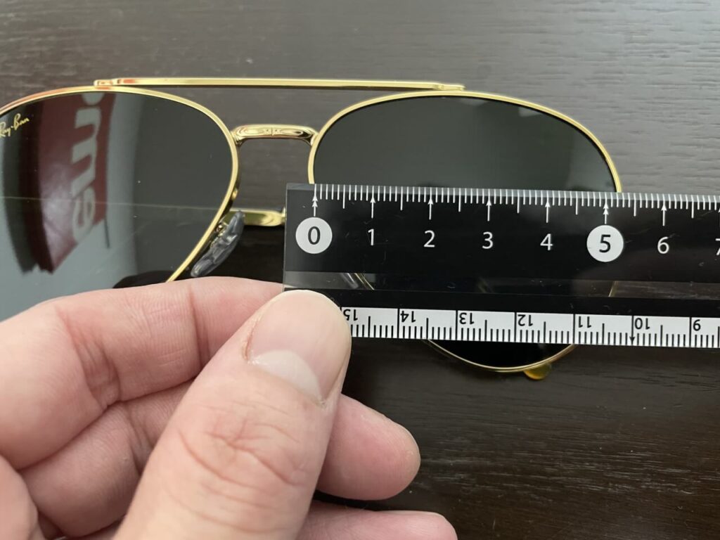 レイバンのニューアビエーターのレンズ幅は58mm。
