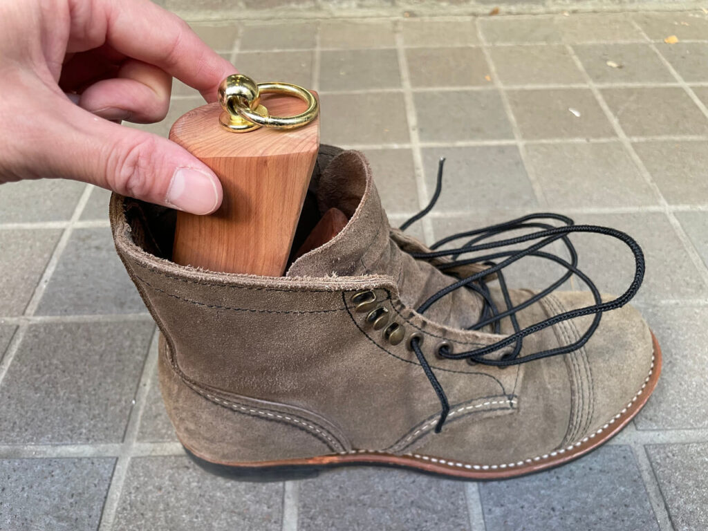 ブリガのシューツリーブーツタイプの入れ方（②トゥブロックが入りきり、ヒールブロック浮いた状態）