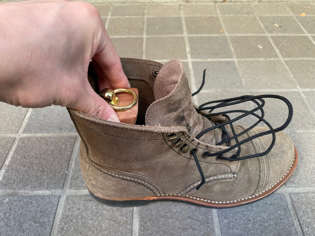 ブリガのシューツリーブーツタイプの入れ方（③ヒールブロックを落とす）