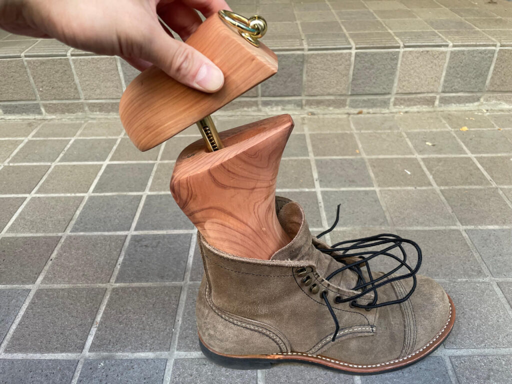 ブリガのシューツリーブーツタイプの入れ方（①トゥブロックをブーツに入れる）