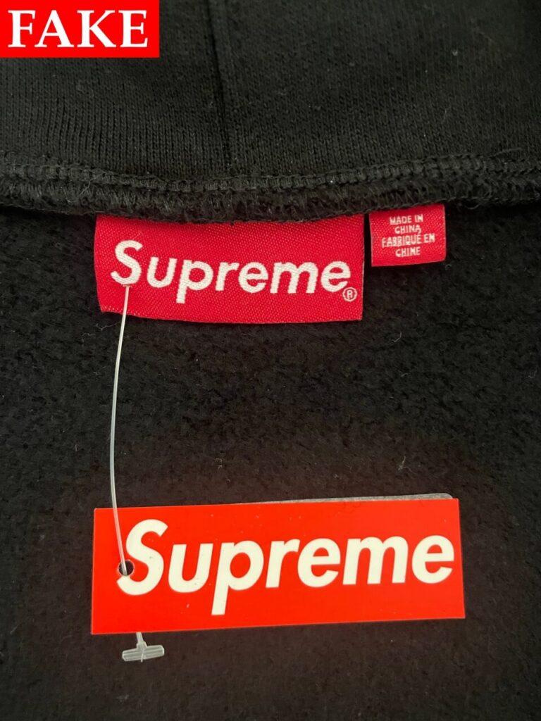 偽物のSupreme x Michael Jackson Dangerous Zip Up Hooded Sweatshirtの首裏タグ