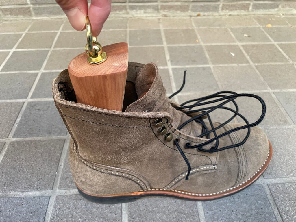 ブリガのシューツリーブーツタイプの取り出し方