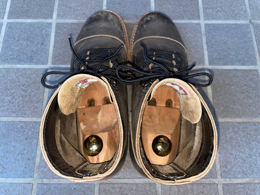 一般的なシューツリーをブーツに使用。