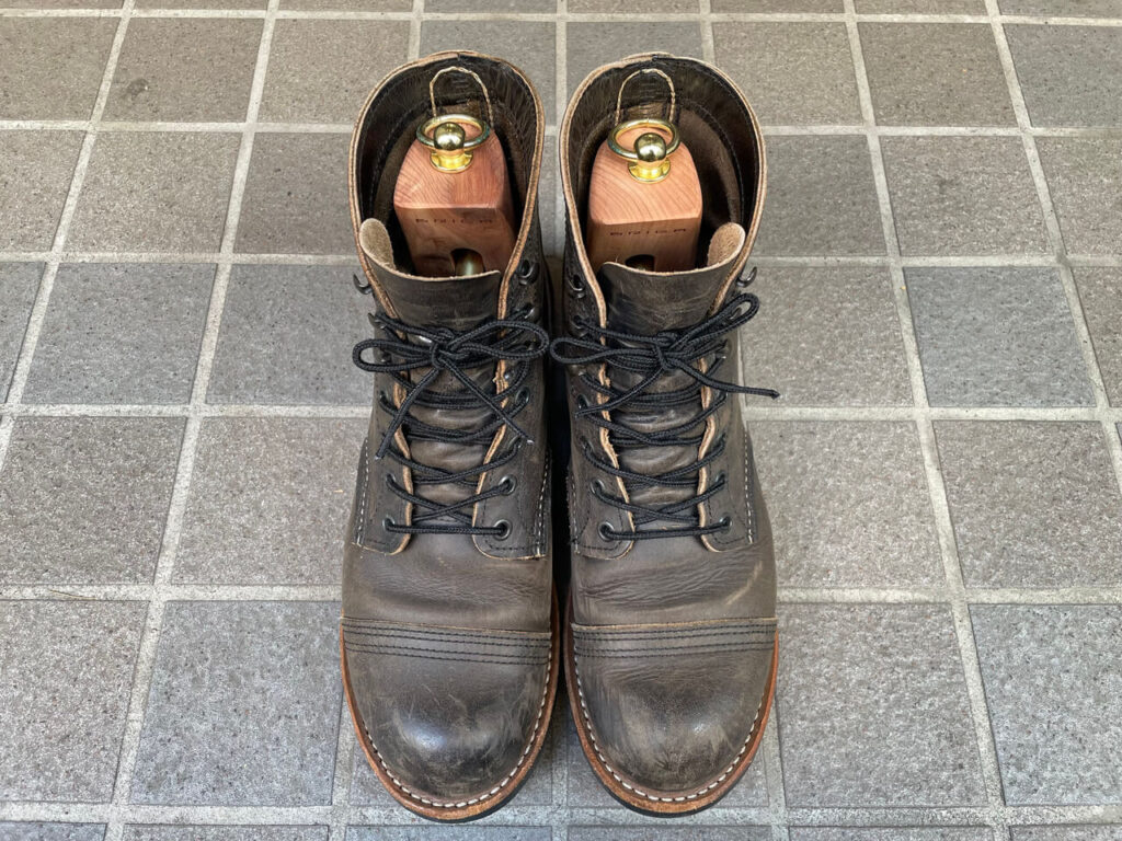レッドウィング「アイアンレンジャー」のUS7.5にブリガ「シューツリーブーツタイプ」のSサイズを使用。