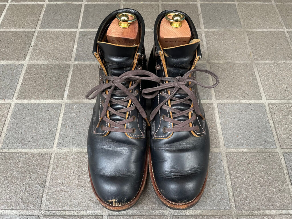 レッドウィング「ベックマンフラットボックス」のUS8にブリガ「シューツリーブーツタイプ」のSサイズを使用。