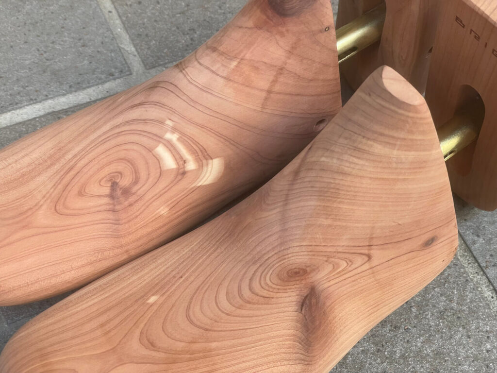 ブリガのシューツリーブーツタイプは、北米産アロマティックレッドシダー製