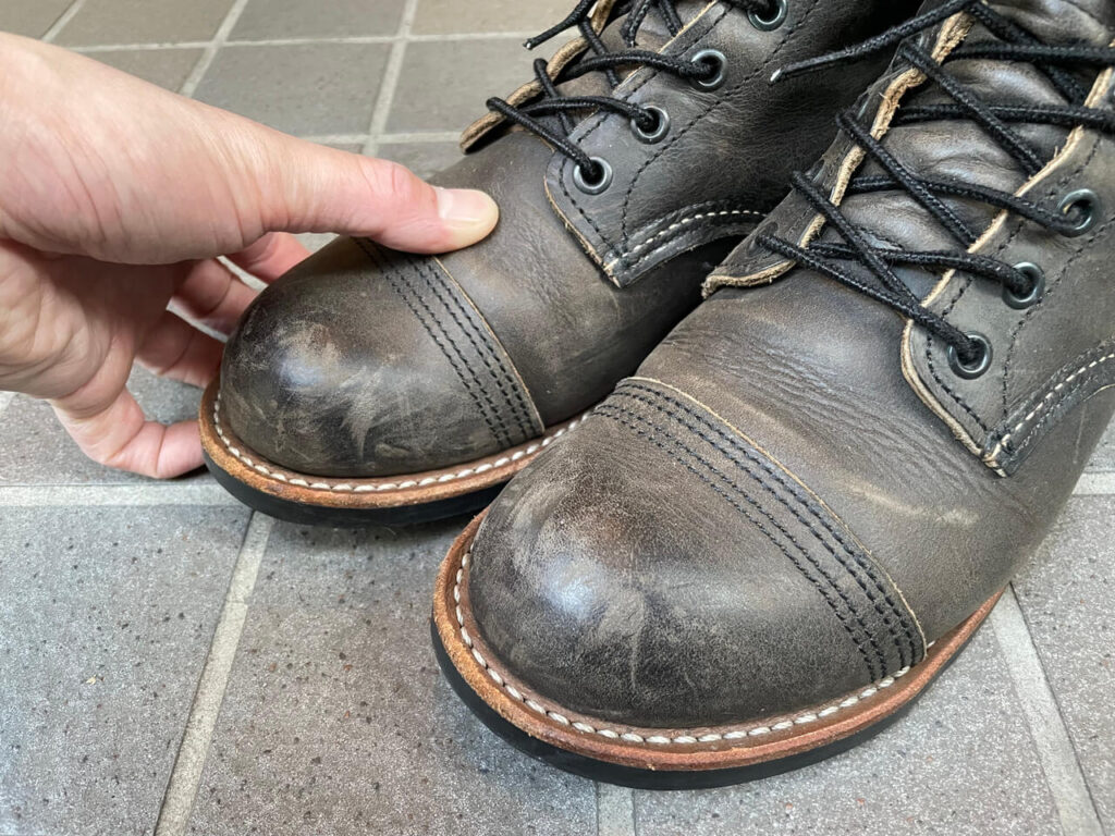 一般的なシューツリーを入れた後のブーツのアッパー