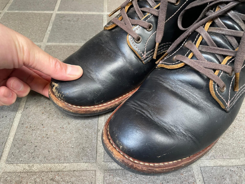 ブリガ「シューツリーブーツタイプ」Mサイズを入れたときの、レッドウィング「ベックマンフラットボックス」US8のつま先