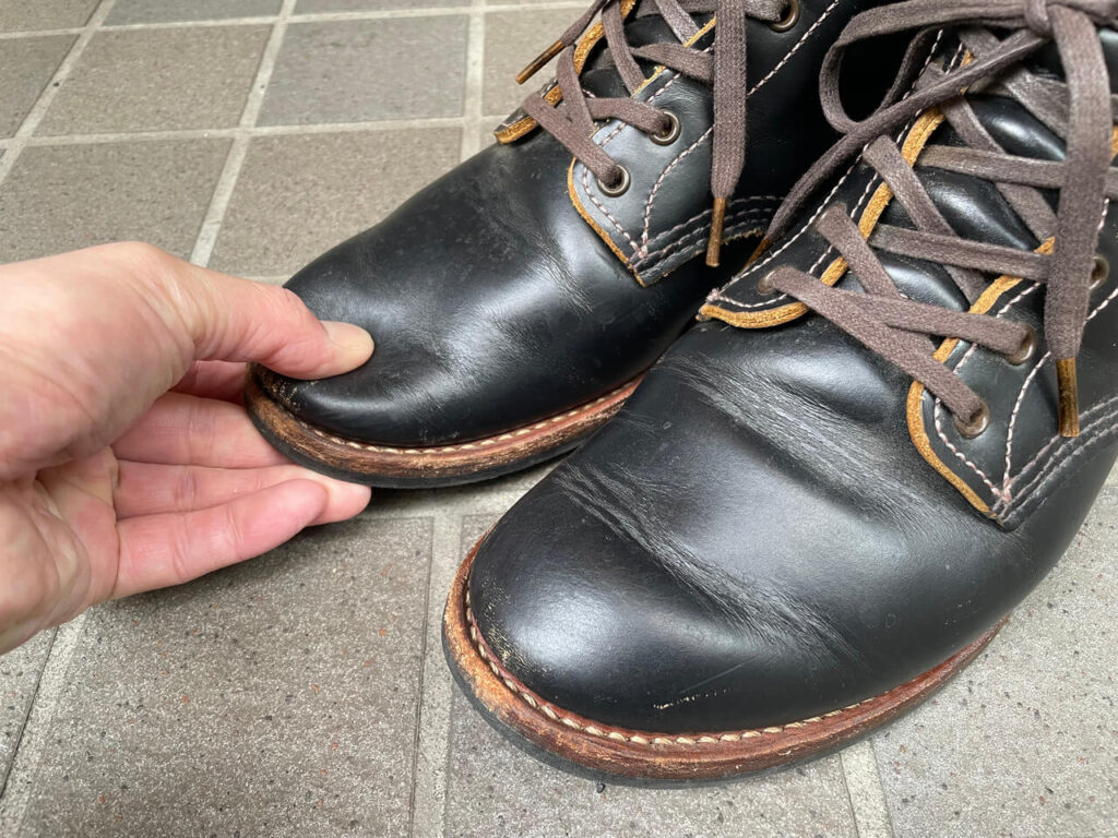 ブリガ「シューツリーブーツタイプ」Sサイズを入れたときの、レッドウィング「ベックマンフラットボックス」US8のつま先