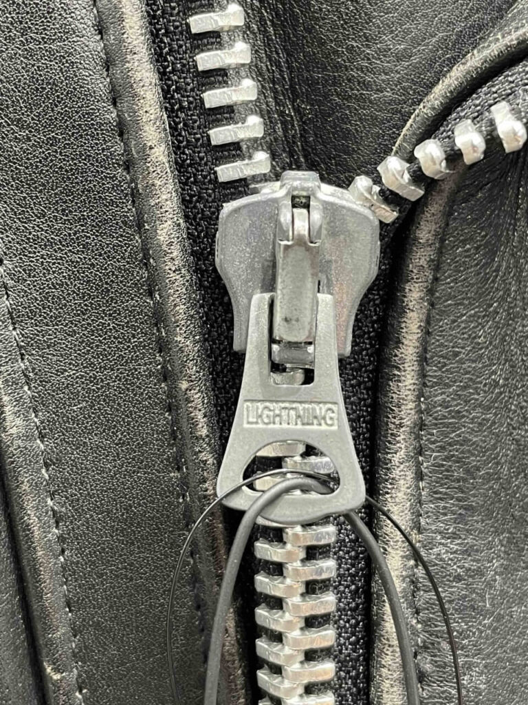 ヴィンテージルイスレザーに付いている、オリジナルの「LIGHTNING Main Zip」