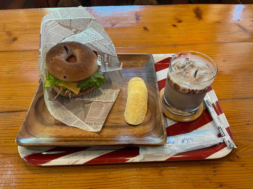 マリーウエスタンショップカフェのベーグルサンドセットとミルクココア