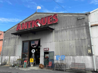 glow ANTIQUES GARAGEサイド