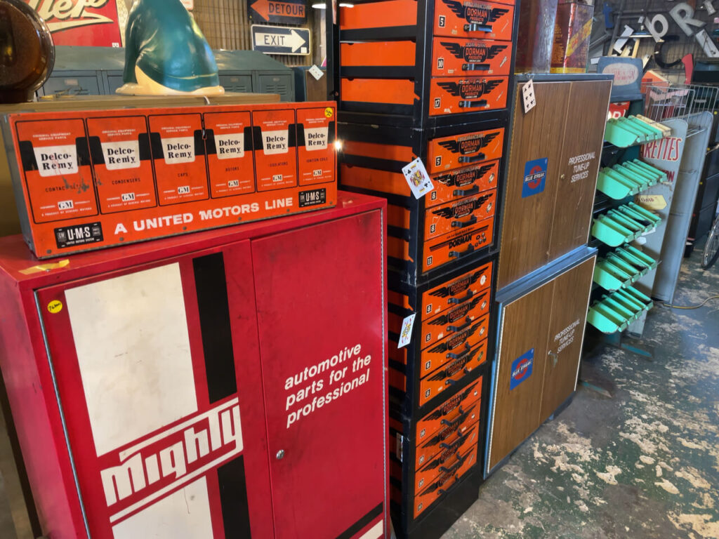 glow ANTIQUESで売られている昔の自動車パーツキャビネット