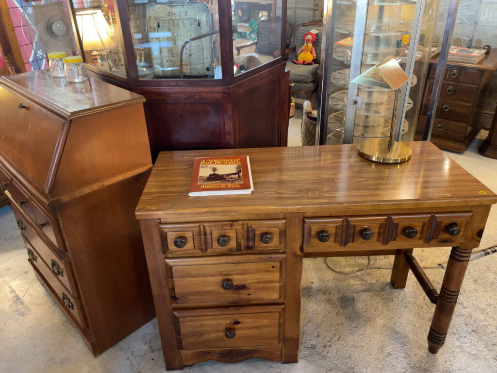 glow ANTIQUESで売られているアンティークデスク