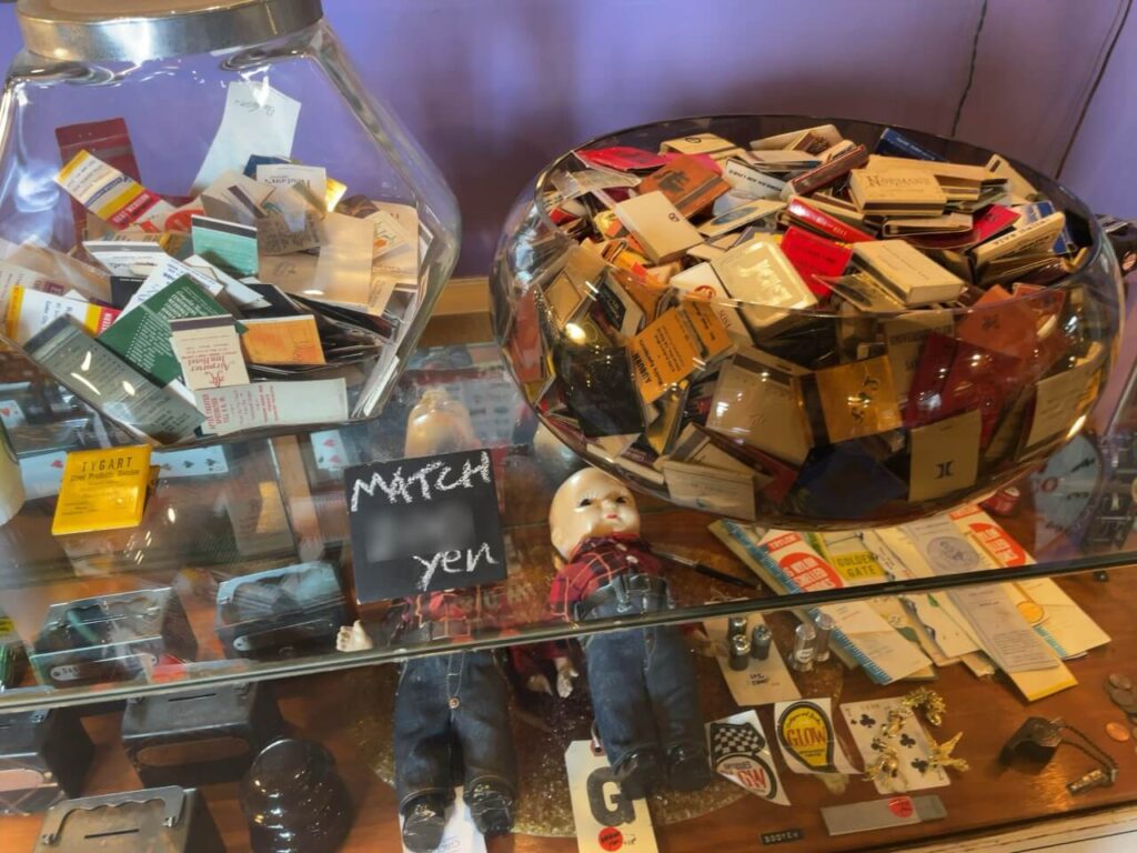 glow ANTIQUESで売られている昔のマッチ