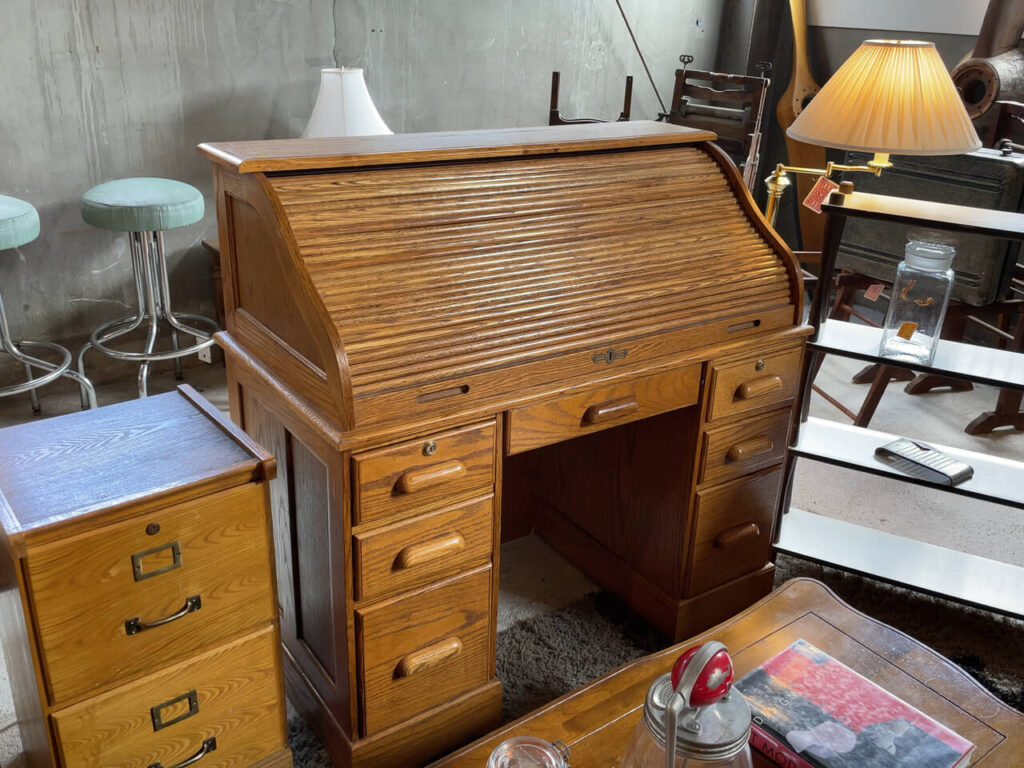 glow ANTIQUESで売られているアンティークロールトップデスク