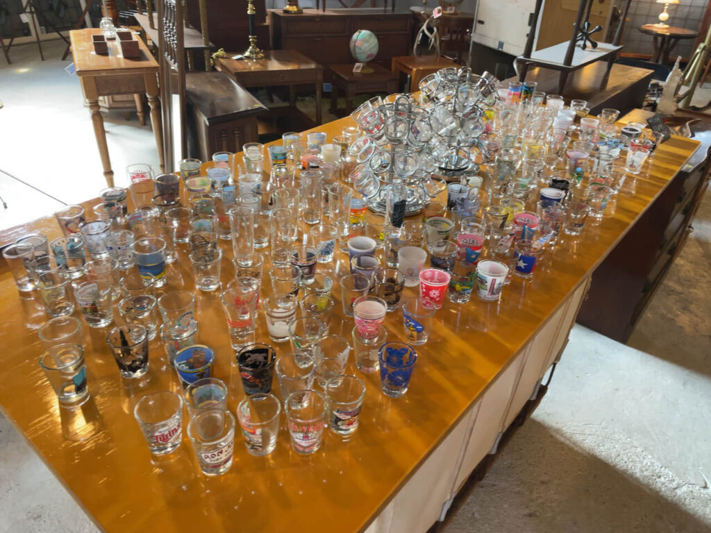glow ANTIQUESで売られているショットグラス