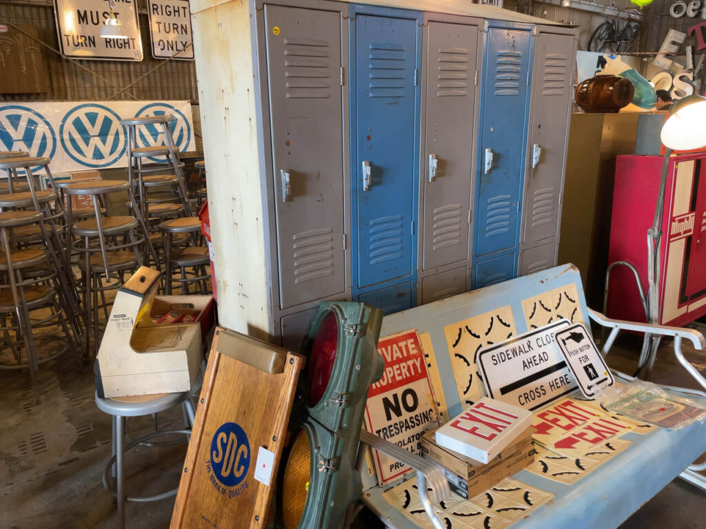 glow ANTIQUESで売られている昔のスチールロッカー