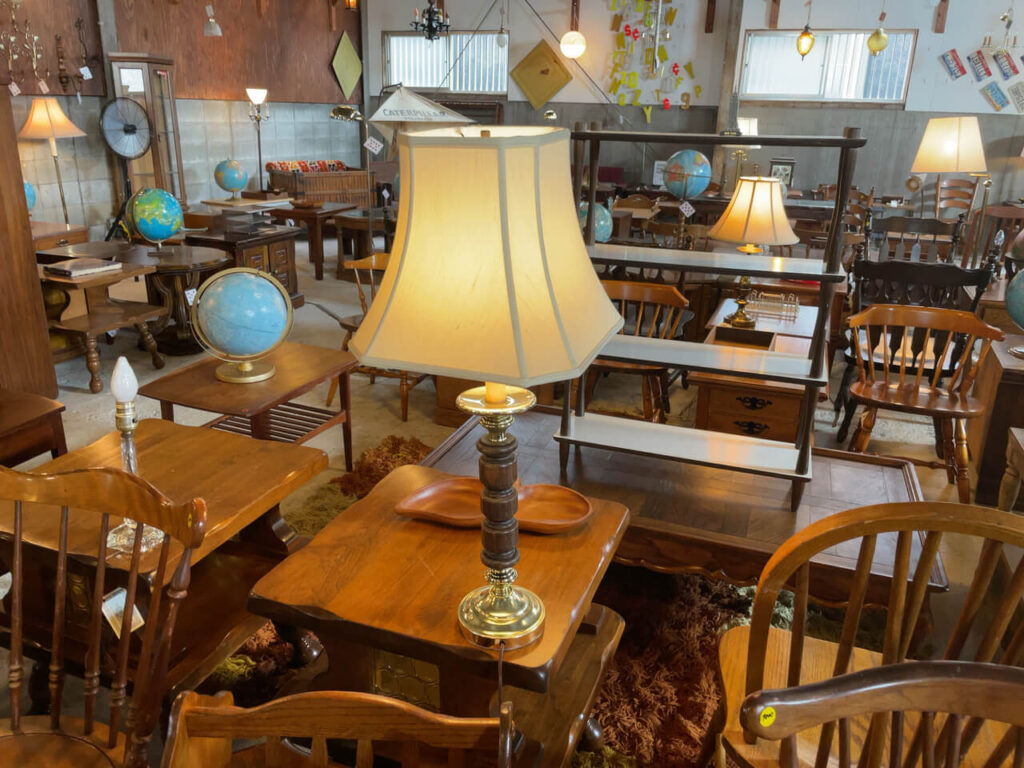 glow ANTIQUESで売られているアンティークテーブルランプ