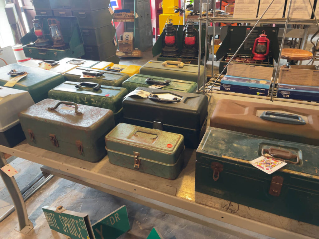 glow ANTIQUESで売られているヴィンテージツールボックス