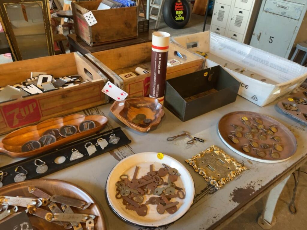 glow ANTIQUESで売られている昔の鍵