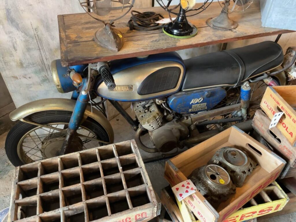 glow ANTIQUESにおいてあるヴィンテージヤマハバイクのオブジェ