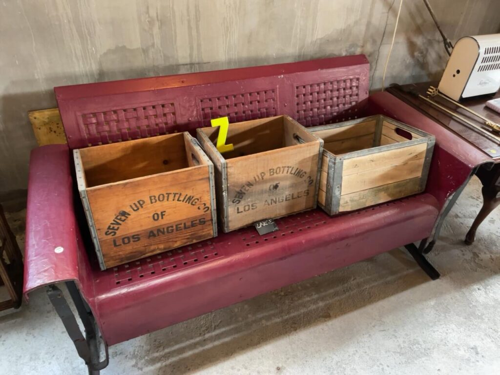 glow ANTIQUESで売られている古い木箱