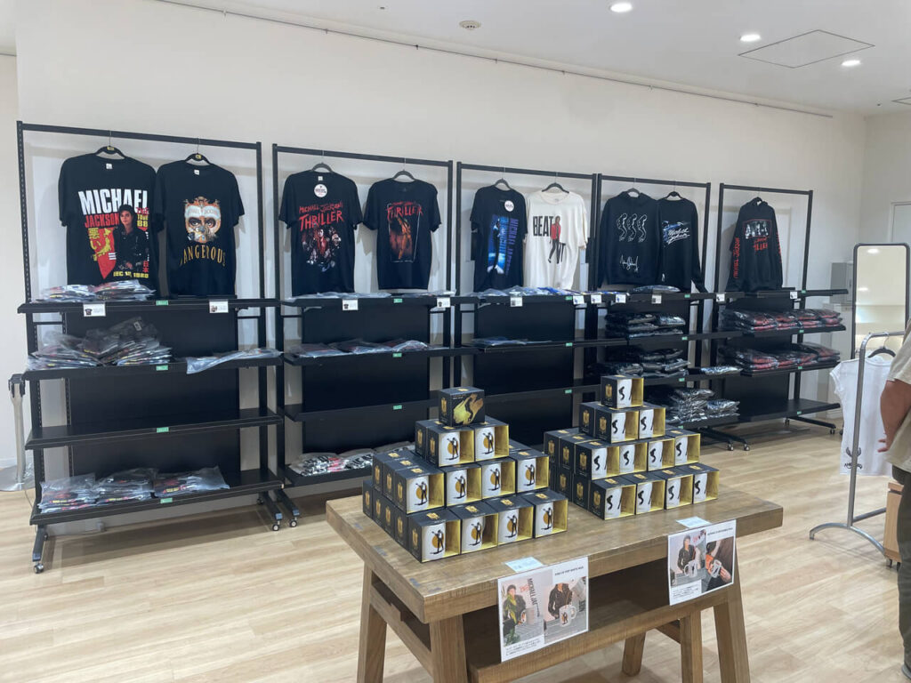 KING OF POP なんばマルイのアパレル&マグカップコーナー