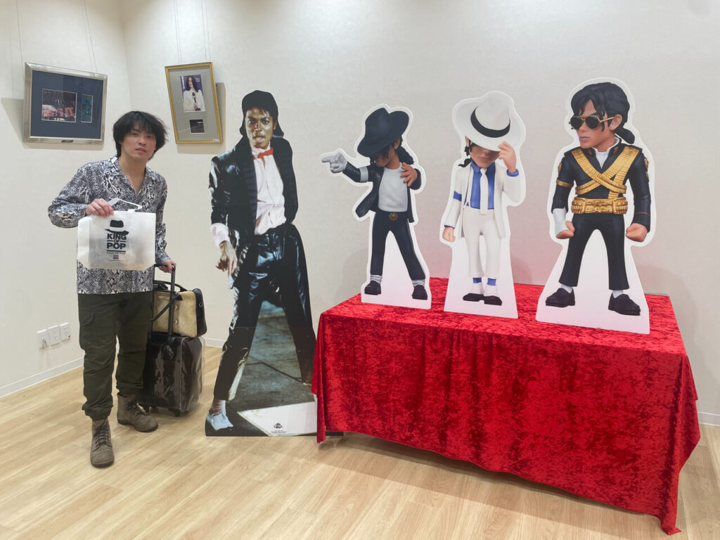KING OF POPポップアップストア大阪で、フォトパネルと並んで撮影。