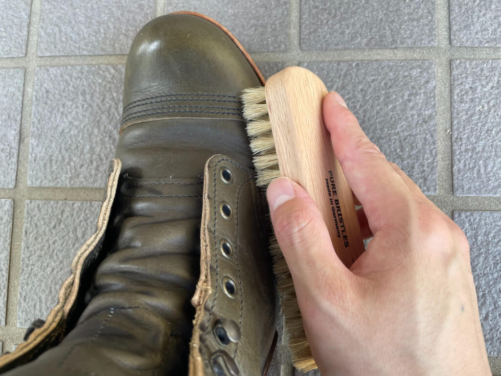 豚毛ブラシで革にクリームをなじませる。