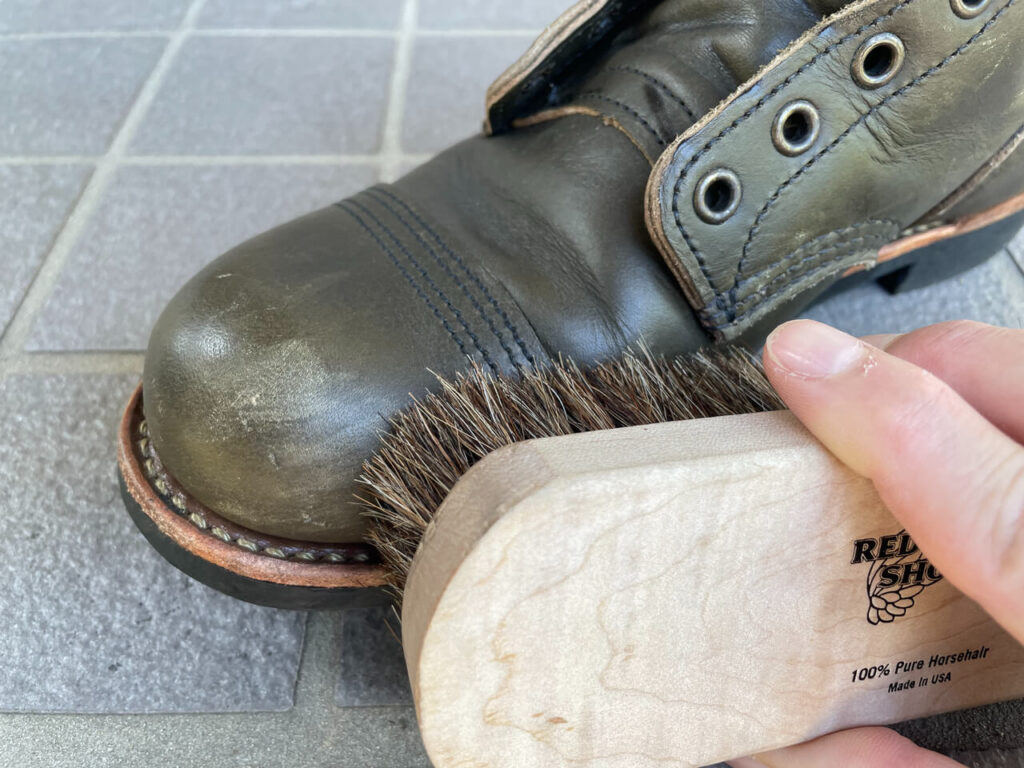コバを馬毛ブラシでブラッシング。