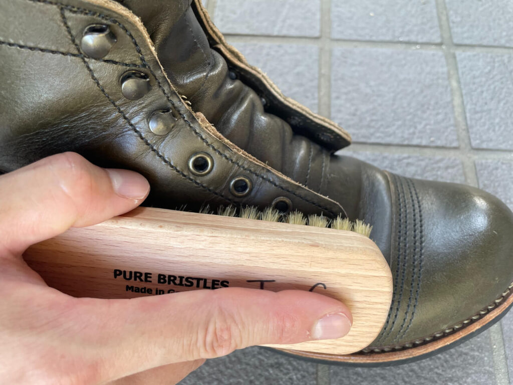 豚毛ブラシをかけるとツヤが出る。