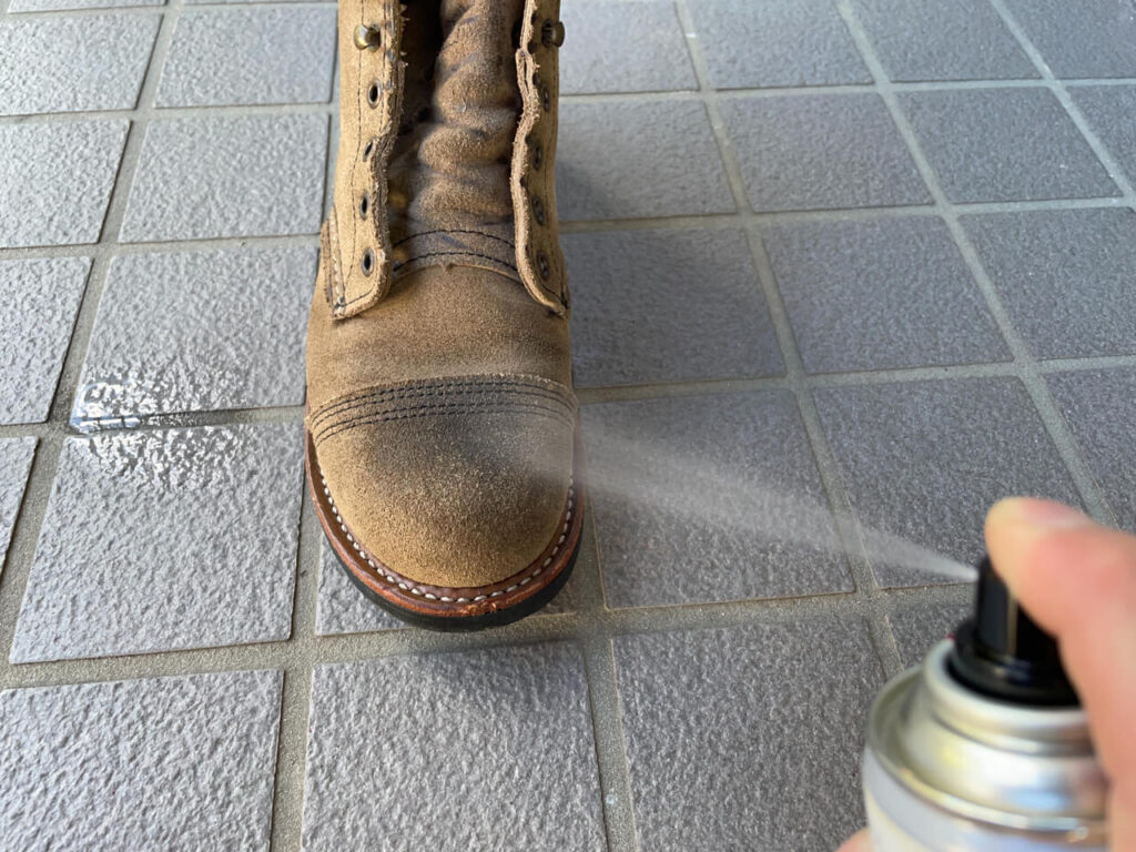 レザーエイジングスプレーをつま先に吹きつける。