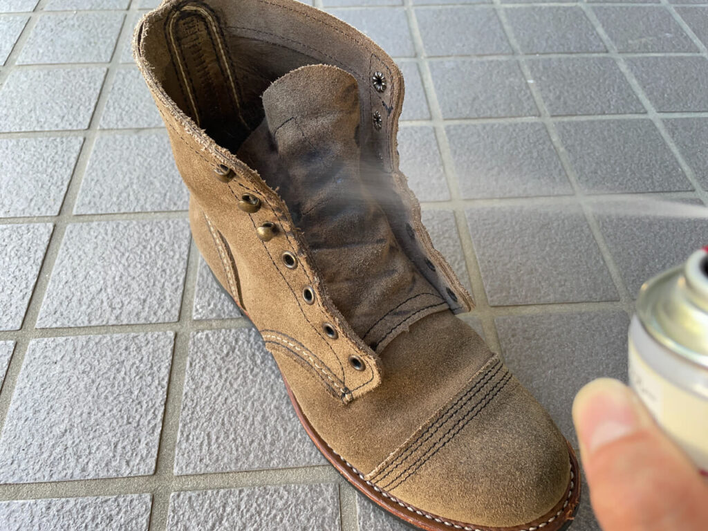 レザーエイジングスプレーをシュータンに吹きつける。
