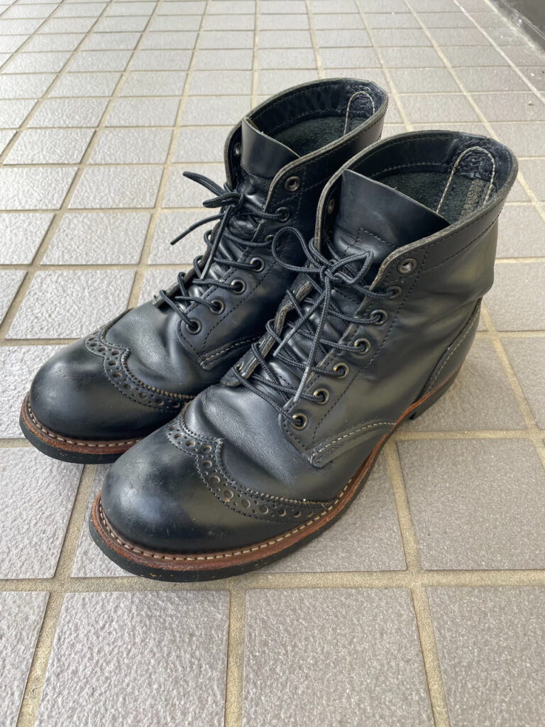 手入れ後の『レッドウィング8126ブローグレンジャー ブラック・シャパラル』(全体・横向き)