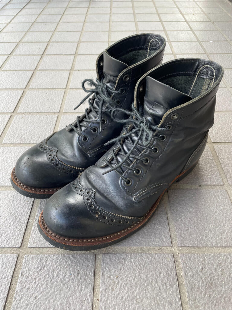 手入れ前の『レッドウィング8126ブローグレンジャー ブラック・シャパラル』(全体・横向き)